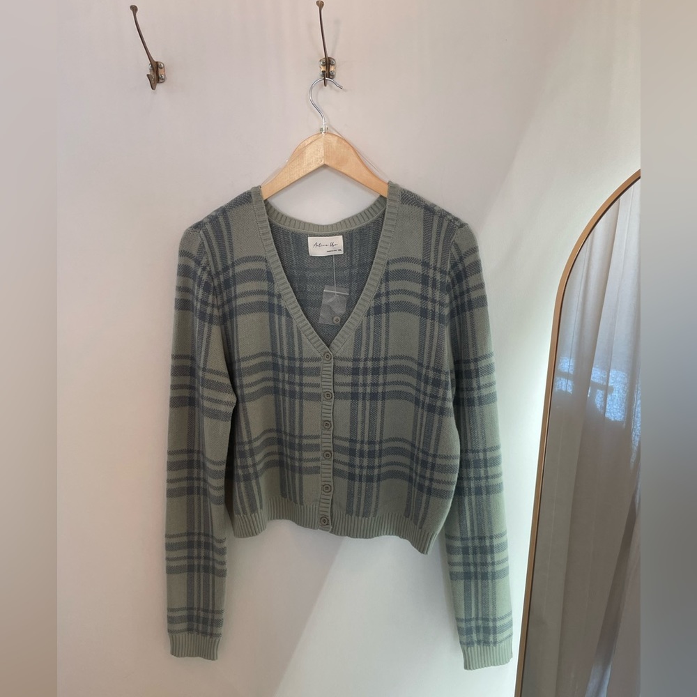 NWT Plus, Curvy Junior Woman’s Crop Cardigan